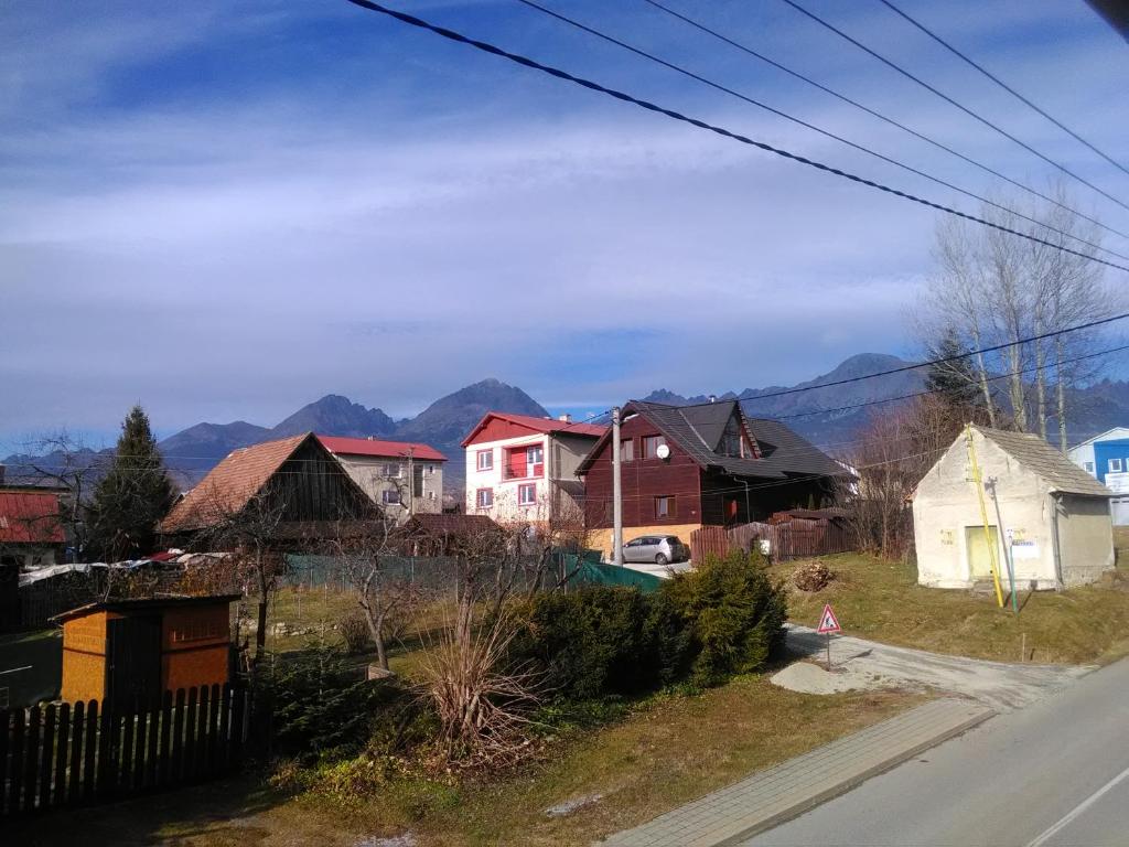 Nespecifikovaný výhled na hory nebo výhled na hory při pohledu z penzionu