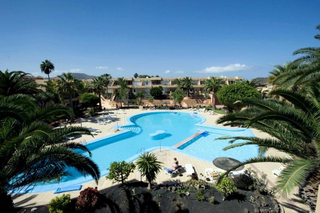 una vista aérea de una piscina en un complejo en Apartment Apple Dunes with Pool Corralejo By Holidays Home, en Corralejo
