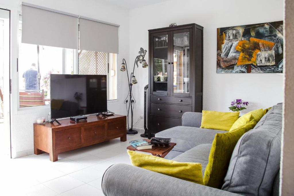 Televízia a/alebo spoločenská miestnosť v ubytovaní Apartment Apple Dunes with Pool Corralejo By Holidays Home