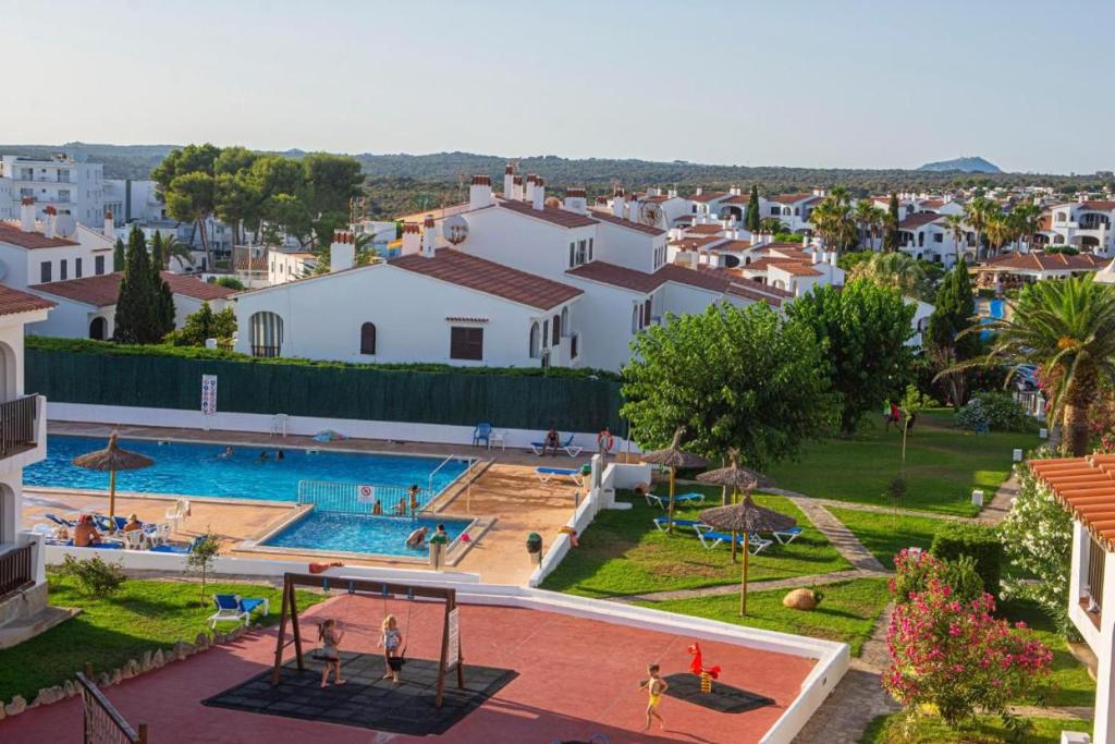 a view of a large swimming pool in a city at APARTAMENTO CON ENCANTO EN RESIDENCIAL CON PISCINA in Cala'n Porter