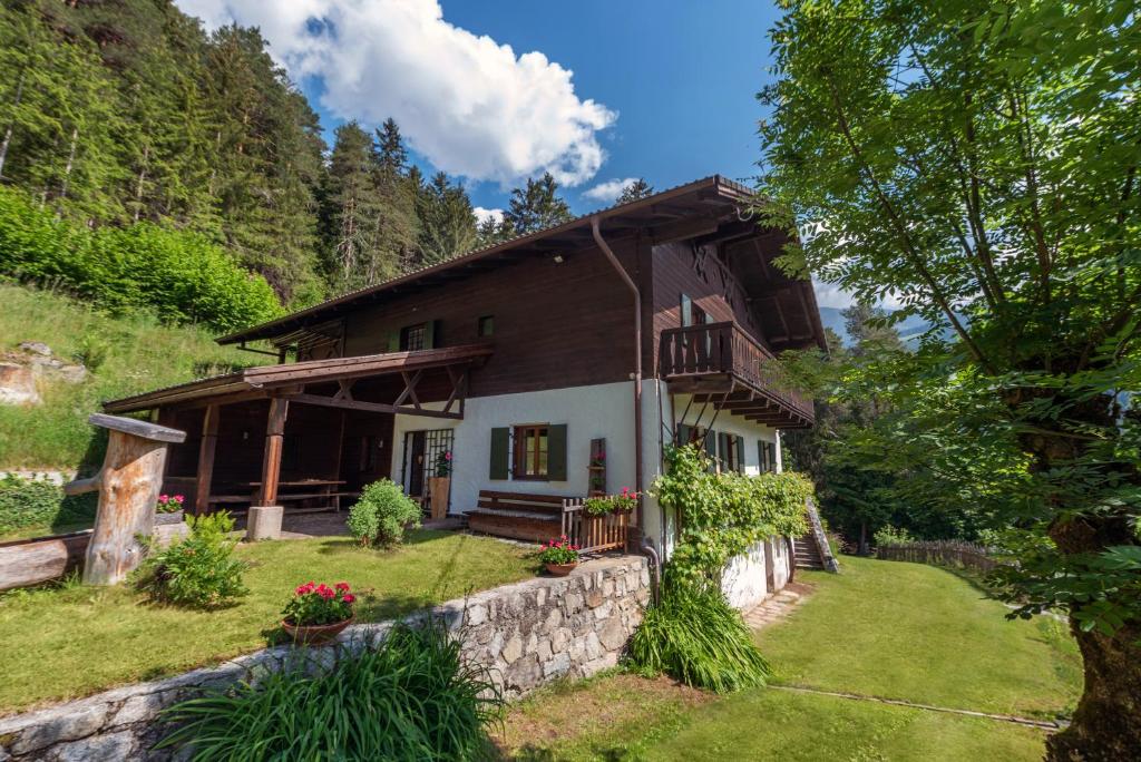 ein Haus in den Bergen mit Hof in der Unterkunft Villa Vintila with Whirlpool & Sauna in Vintl