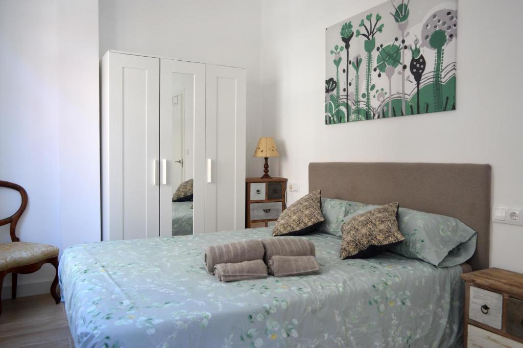 1 dormitorio con 1 cama con edredón azul en Apartamento en centro de Ferrol, en Ferrol
