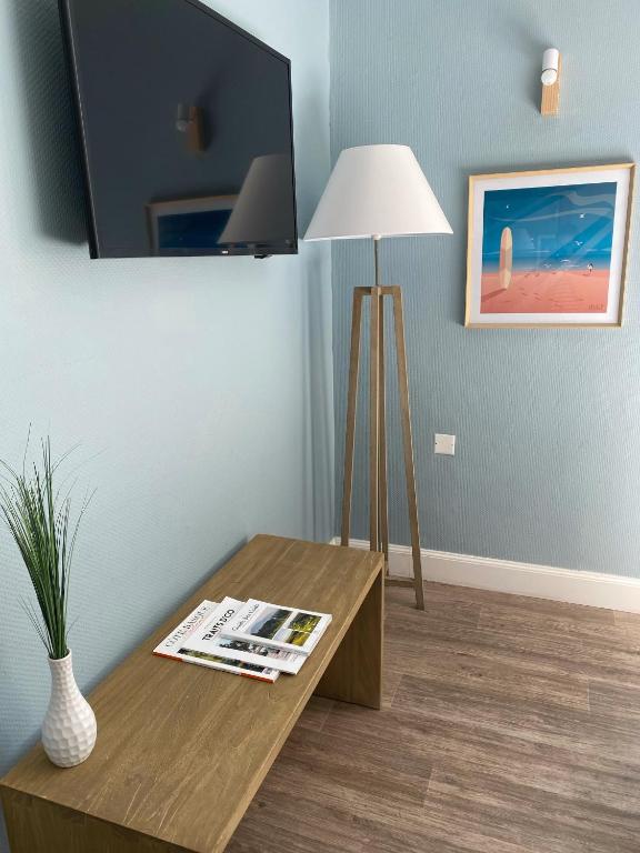 TV a/nebo společenská místnost v ubytování Hotel De L'Océan