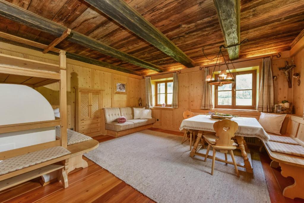 Posezení v ubytování Villa Vintila with Whirlpool & Sauna