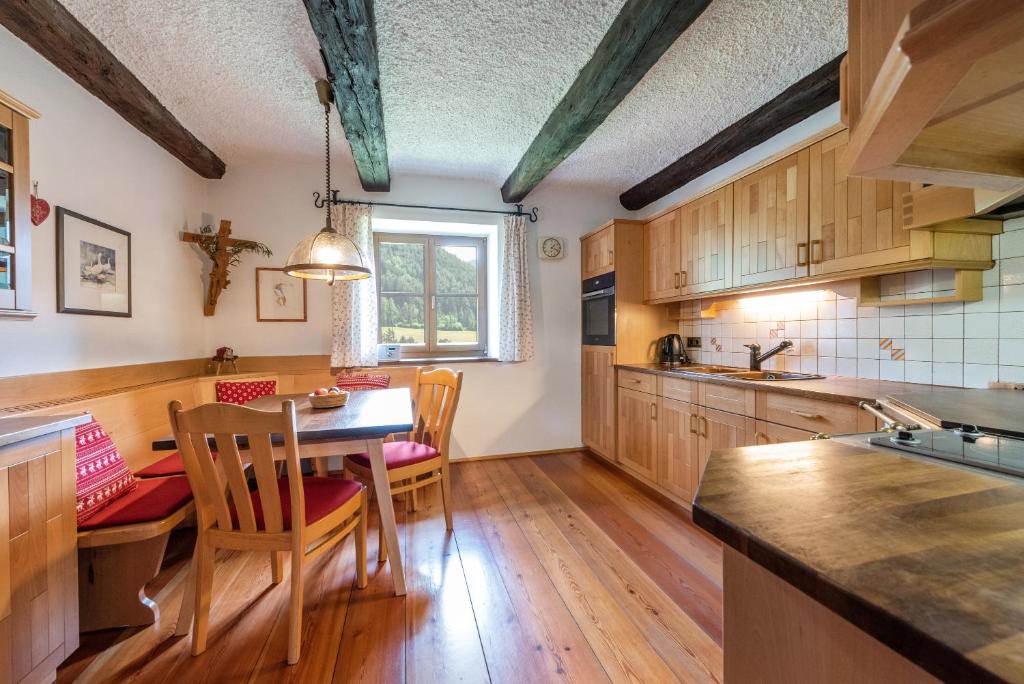 Kuchyň nebo kuchyňský kout v ubytování Villa Vintila with Whirlpool & Sauna