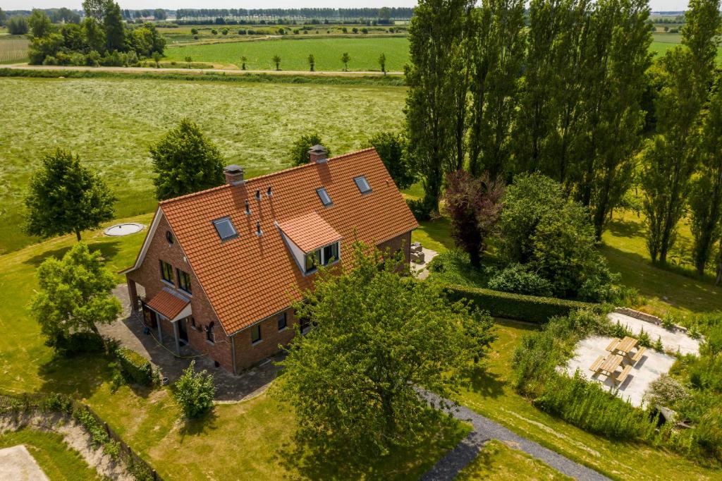 an overhead view of a house in a field at Blauwe Hoeve Luxe, ruimte, privacy en rust in Retranchement
