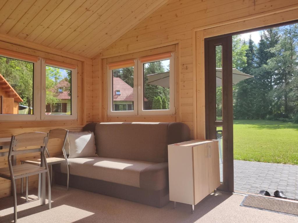 Posedenie v ubytovaní Domek mazurski ze świerka syberyjskiego z klimatyzacją