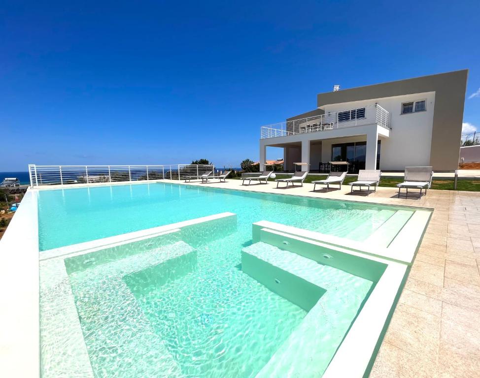 Bazén v ubytovaní Villa Lombardo Luxury alebo v jeho blízkosti