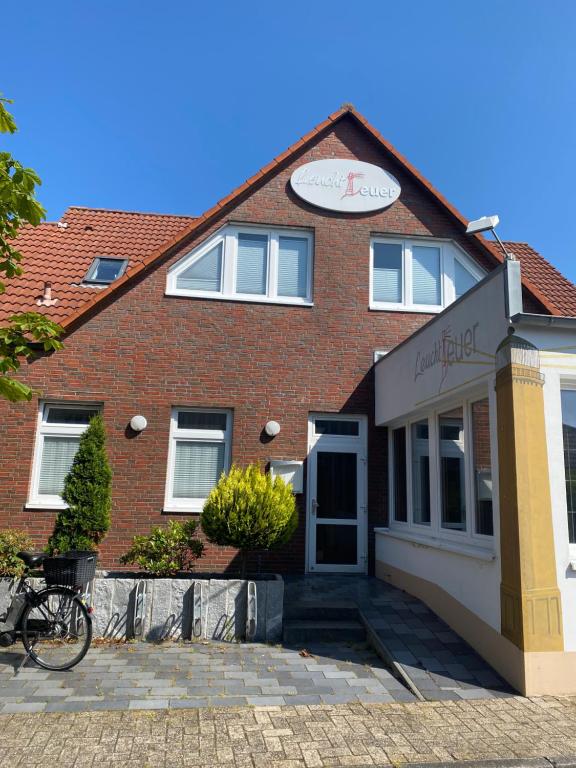 um edifício com uma bicicleta estacionada em frente em Ferienhaus Leuchtfeuer em Norderney