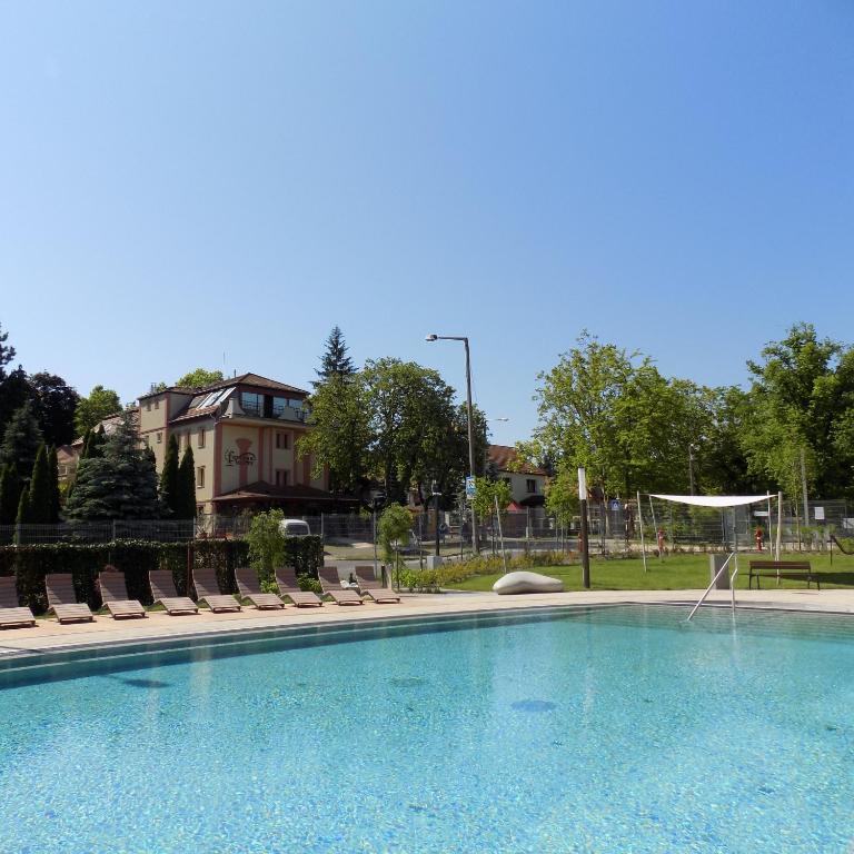 Bazén v ubytování Fortuna Hotel nebo v jeho okolí