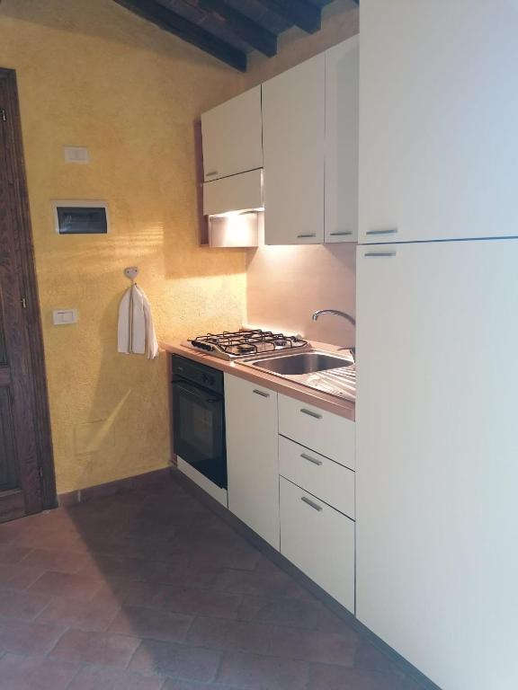 Kuchyňa alebo kuchynka v ubytovaní Agriturismo Monte Gusciani
