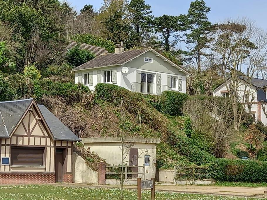 a house on the side of a hill at Maison chaleureuse et lumineuse à 400m de la plage in Veulettes-sur-Mer