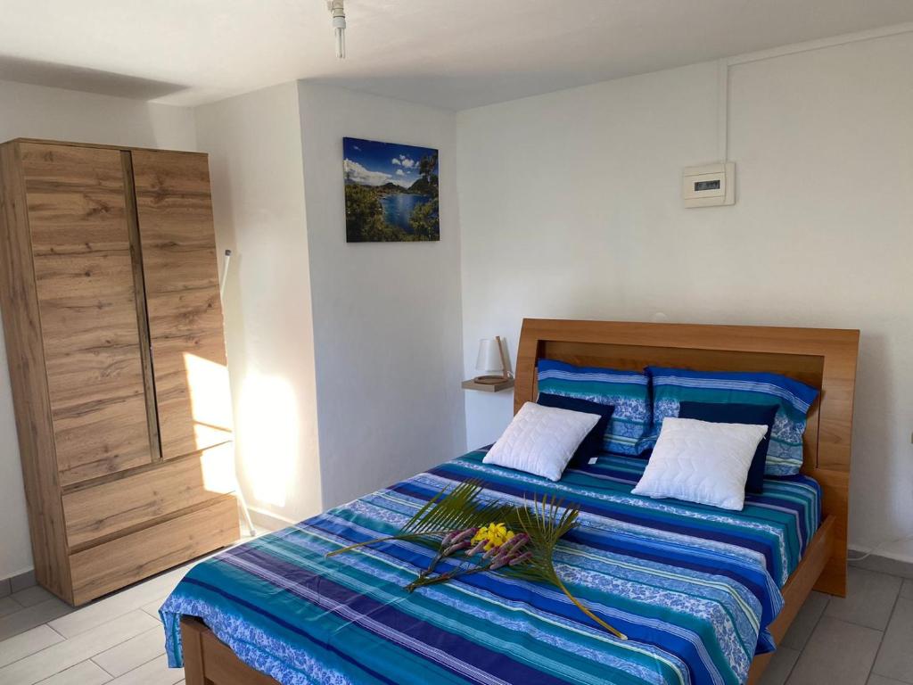 a bedroom with a bed with a blue comforter at LES GÎTES DE BIBINE gîtes tout confort coin calme et tranquille in Rabi