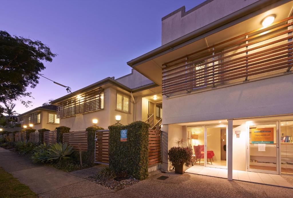 Una casa con luces en el costado. en Brisbane Street Studios, en Brisbane