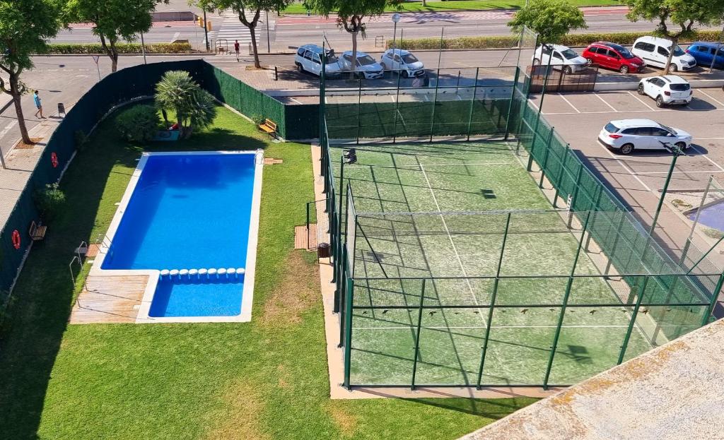 eine Aussicht auf einen Tennisplatz mit einem Netz in der Unterkunft Apartamento diseño con jardín privado a 100 metros del mar in Torredembarra