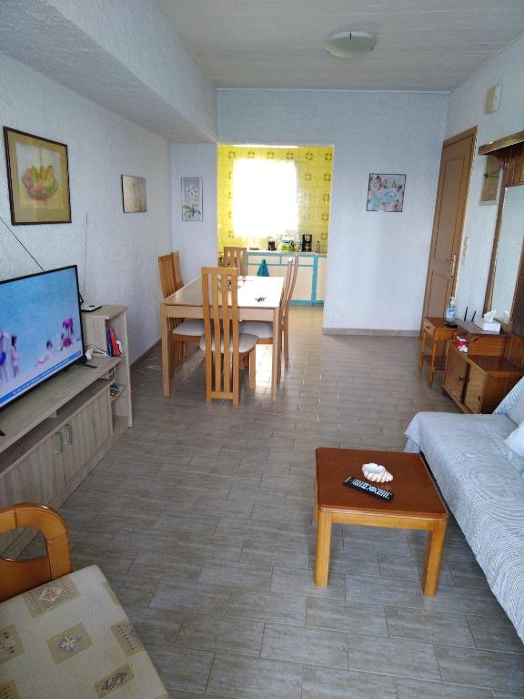 A television and/or entertainment centre at Seaview House