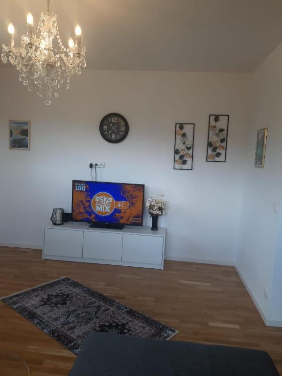 Televízia a/alebo spoločenská miestnosť v ubytovaní Apartamenty z widokiem - Willa KRÓLE 25A by RentiloPL