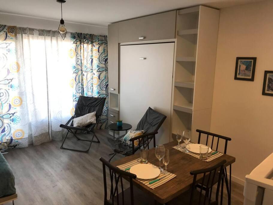 a dining room with a table and chairs and a window at Studio en Puerto Norte 4 personas p3 in Rosario