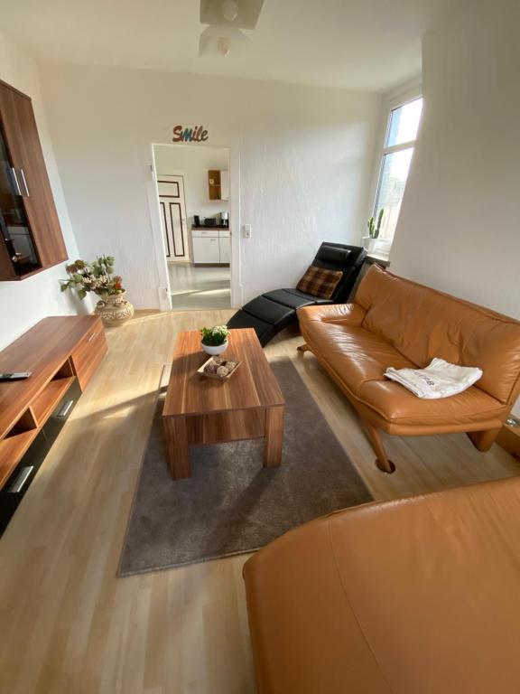 sala de estar con sofá y mesa de centro en Geräumige Ferienwohnung im Grünen en Lichtenstein