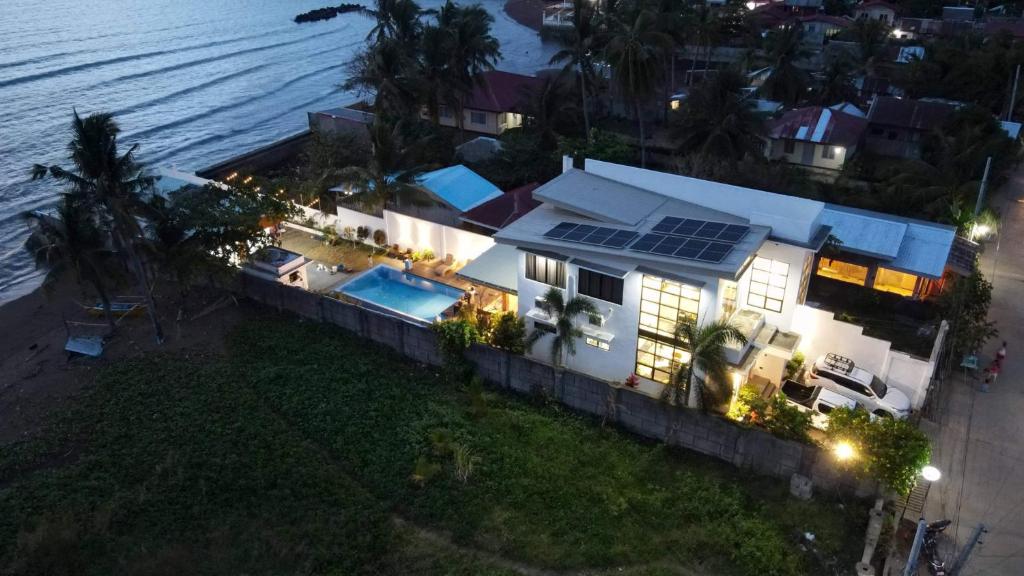 Naval的住宿－RLJ Beach House，享有房子的空中景色,上面设有太阳能电池板