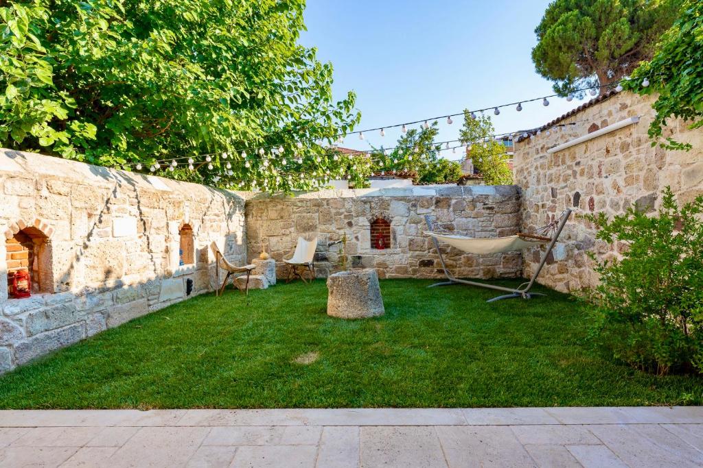 Zahrada ubytování MINIQ HOMES 102 - Historical Stone House with Garden Cinema