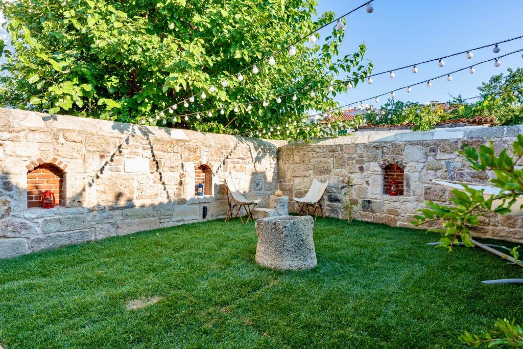 Zahrada ubytování MINIQ HOMES 102 - Historical Stone House with Garden Cinema