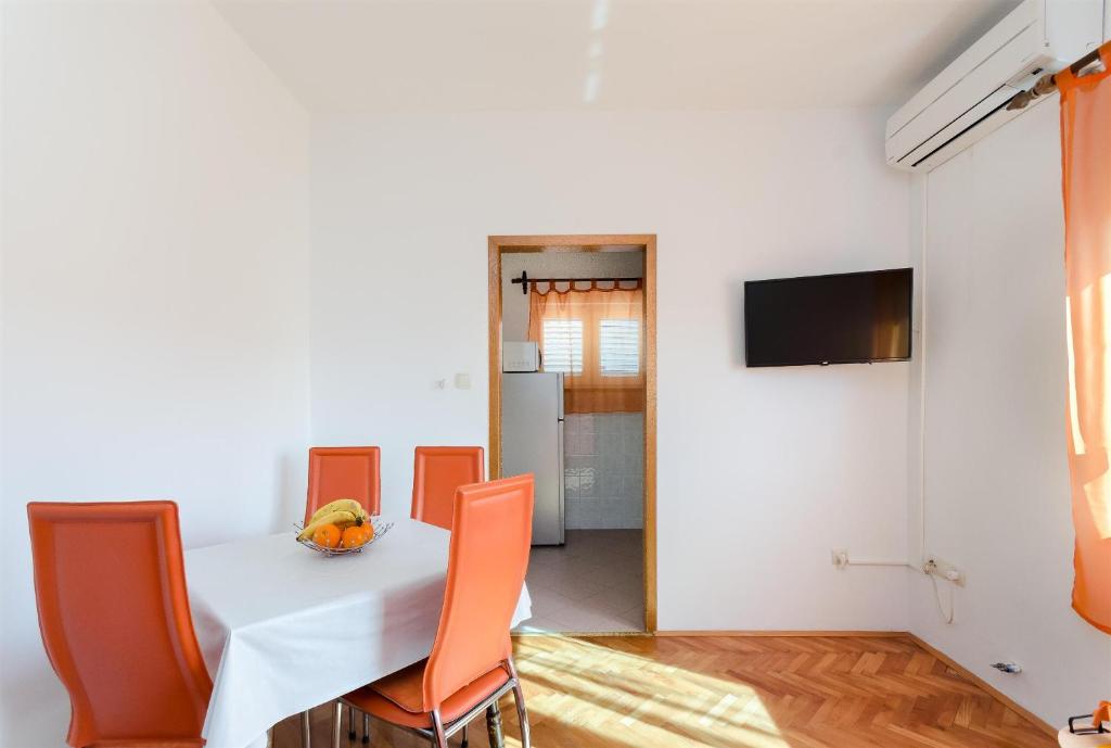 Телевизор и/или развлекательный центр в Apartments Mirjana B