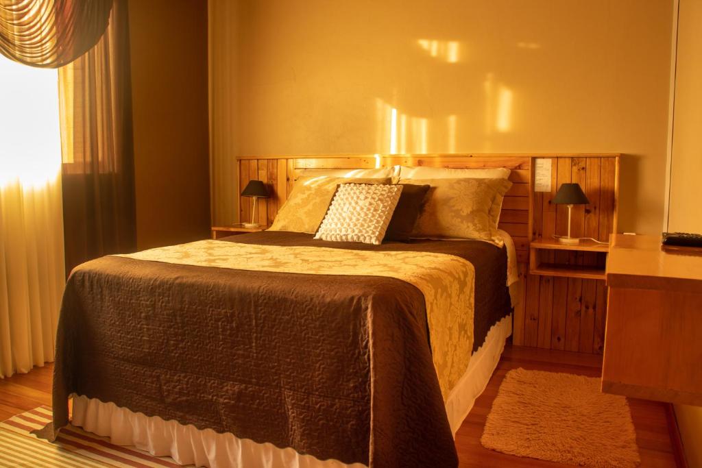 um quarto com uma cama grande num quarto em Pousada Recanto Aparados da Serra em Cambará