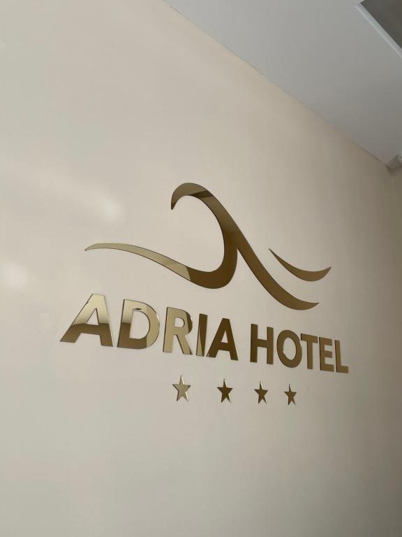 een bord voor een adirida hotel is afgebeeld op de luchthaven bij Adria Hotel in Golem