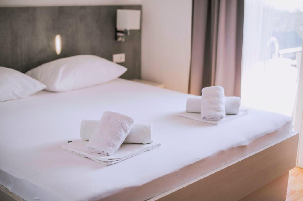 Posteľ alebo postele v izbe v ubytovaní Apartment with private pool "Patricia"