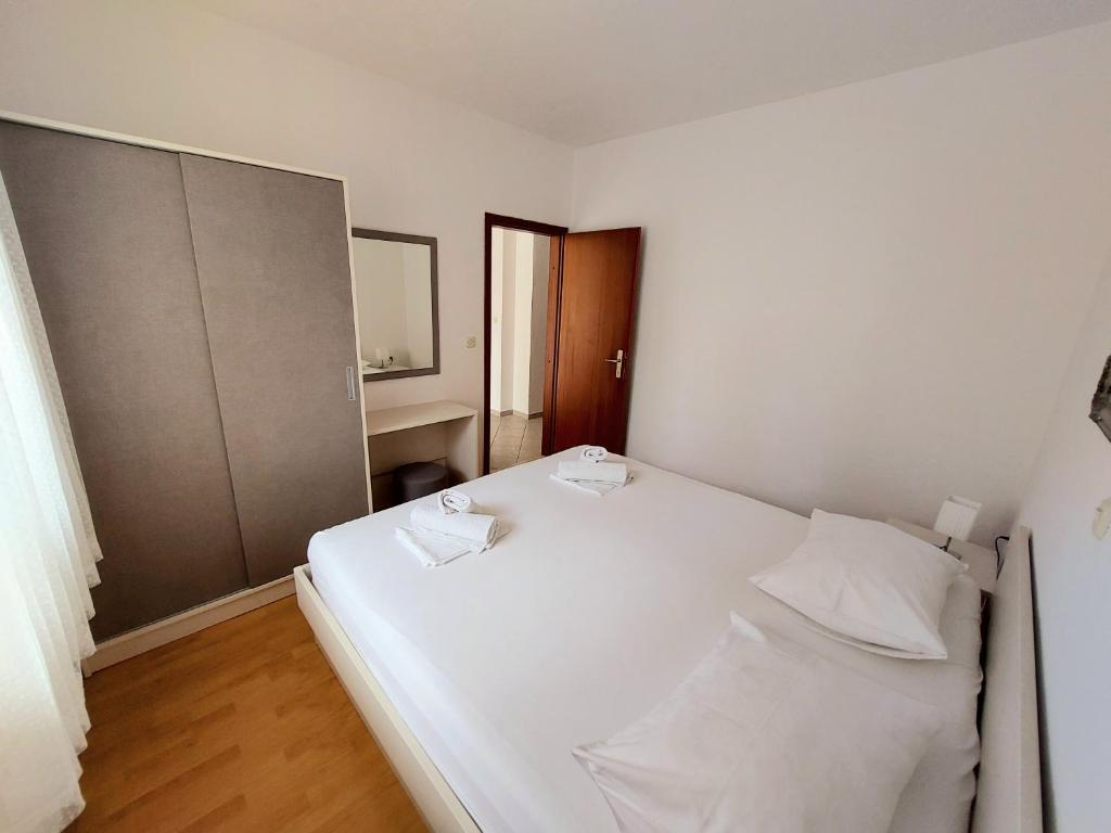 Posteľ alebo postele v izbe v ubytovaní Apartment with private pool "Patricia"