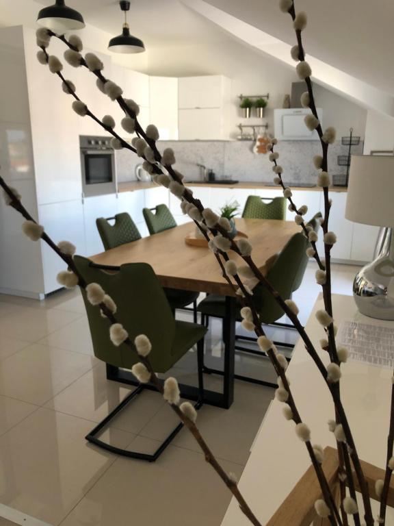 a dining room table and chairs in a kitchen at APARTMENT DEANA in Jezera
