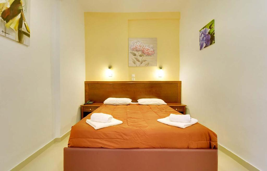 Łóżko lub łóżka w pokoju w obiekcie Gouvia Hotel