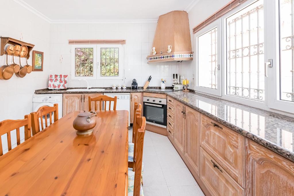 Kuchyň nebo kuchyňský kout v ubytování BHost - Villa Sunrise