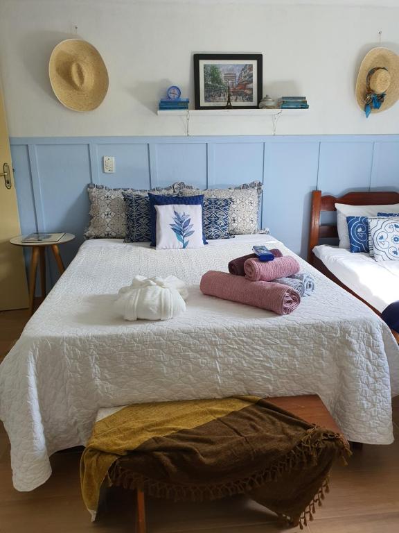 ドミンゴス・マルチンスにあるCasa de charme no clima de Pedra Azulのベッドルーム1室(大型ベッド1台、タオル付)