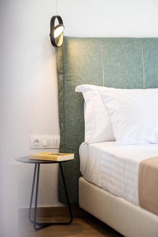 Postel nebo postele na pokoji v ubytování Aiora Suites