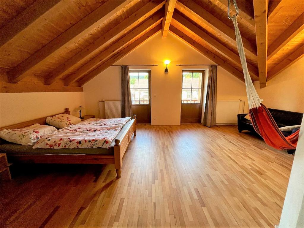 um quarto com uma cama e uma rede de descanso em Charmante Ferienwohnung für Pärchen em Kašperské Hory
