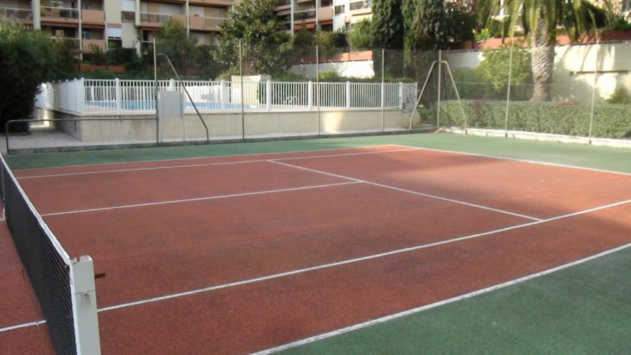 - un court de tennis avec un filet dans l'établissement Vacances piscine à HYERES LES PALMIERS 1er etage, à Hyères
