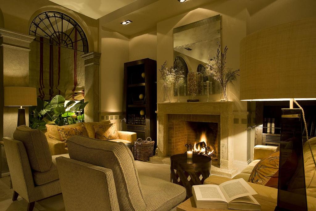 格拉納達的住宿－奧妮莉亞別墅酒店，客厅设有壁炉和沙发。