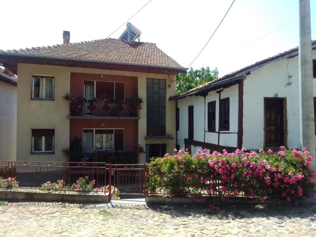 una casa con flores delante en Apartman Biljana en Berovo