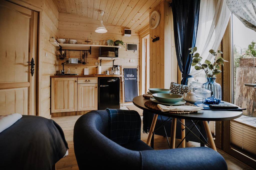 a kitchen and dining room with a table and chairs at Willa Nad Potokiem in Czarny Dunajec