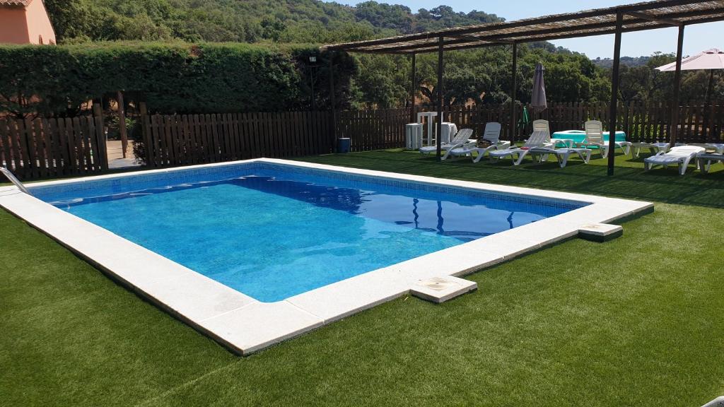 una piscina en medio de un patio en Posada el Camino Almonaster, en Almonaster la Real