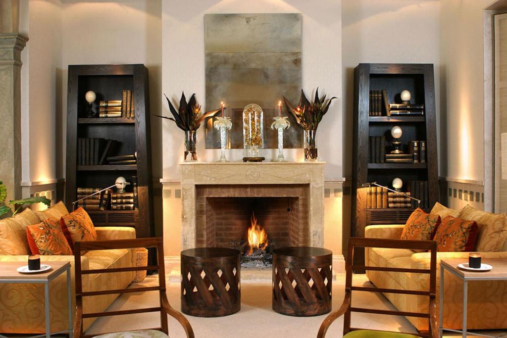 a living room with a fireplace and couches at Villa Oniria in Granada