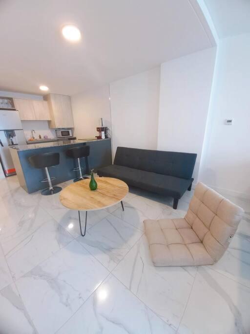 ein Wohnzimmer mit einem Tisch und einem Sofa in der Unterkunft Loft con parrilla in Mar del Plata