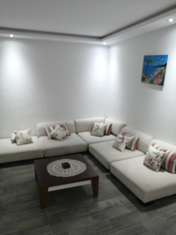 Posezení v ubytování grand S+1 avec vaste terrasse panoramique