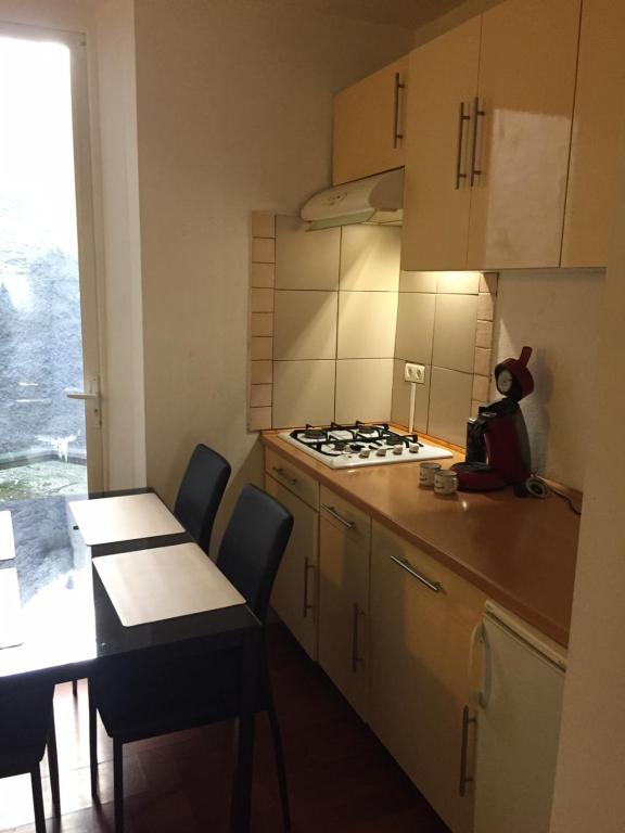 Kuchyňa alebo kuchynka v ubytovaní Victor Hugo Confort et sa pizza offerte