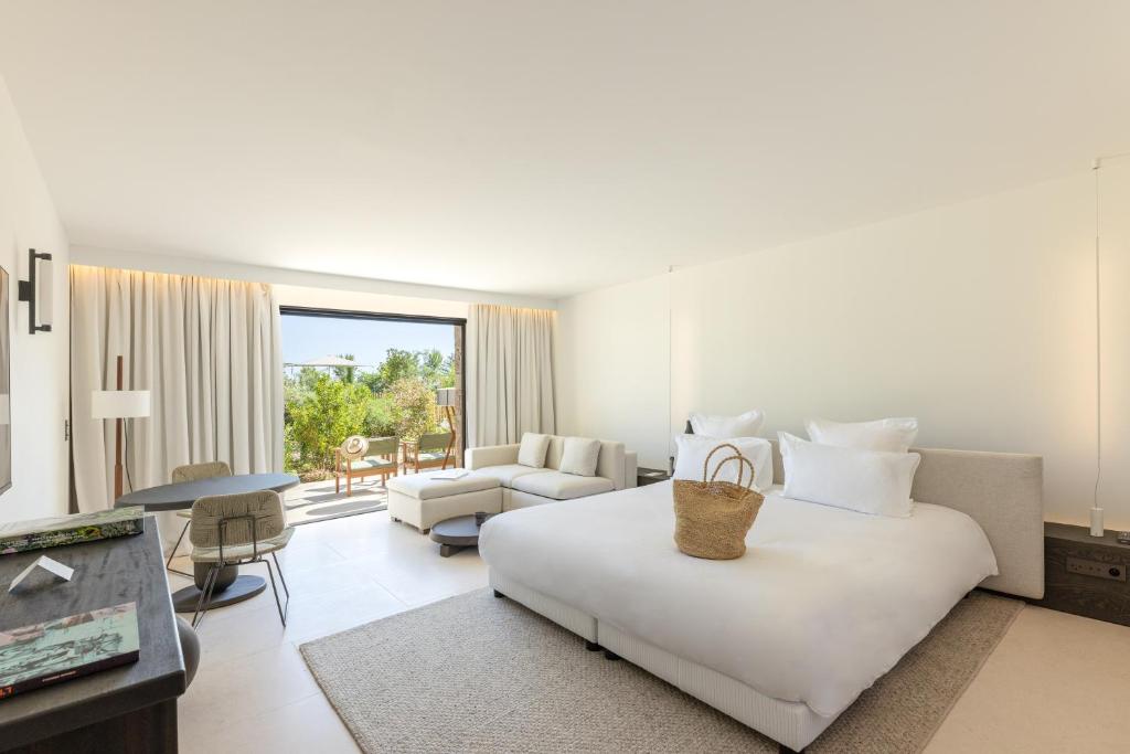 a hotel room with a bed and a living room at Casa Paradisu in LʼÎle-Rousse