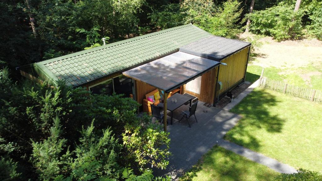 an overhead view of a small shed with a table and chairs at Vakantiewoning De Kleine Duinberg - Chalet Nr 11 in Retie