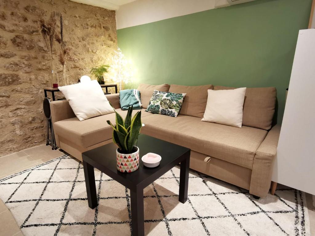 sala de estar con sofá y mesa en Maisonnette en Luberon, en Cadenet