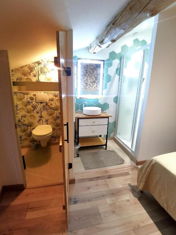 Kúpeľňa v ubytovaní Maisonnette en Luberon